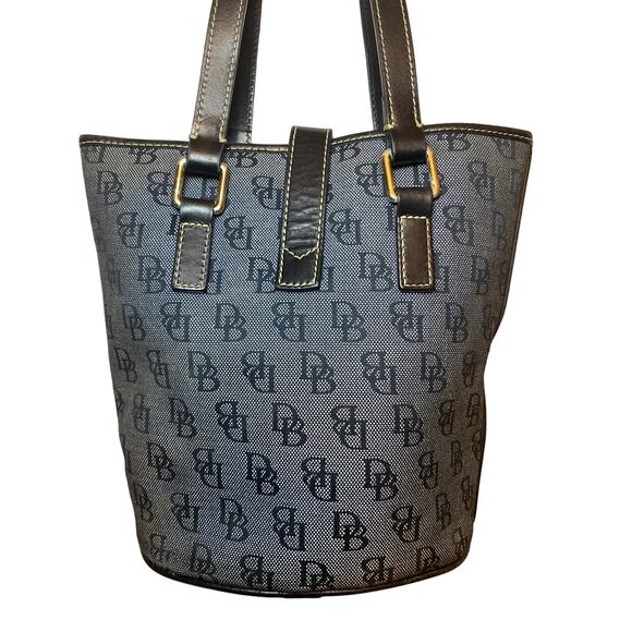 Dooney & Bourke Signature Black Bucket Bag   Snap Lock Clasp  Shoulder Strap - Picture 3 of 10